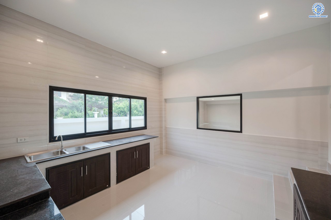 บ้านมือสองตกแต่งใหม่ โครงการ กฤษดานคร20 ปิ่นเกล้า-บรมราชชนนี เนื้อที่ 118 ตร.ว. พื้นที่ใช้สอย 612.6 ตร.ม. พร้อมฟังก์ชันจัดเต็ม 4 ห้องนอน 4 ห้องน้ำ 1 ห้องแม่บ้าน จอดรถได้ 3 คัน บนทำเลเชื่อมต่อเมืองอย่างรวดเร็ว ใกล้ทางคู่ขนานลอยฟ้าบรมราชชนนี ทางด่วน "กาญจนาภิเษก" ม.มหิดล เซ็นทรัลปิ่นเกล้า และตลาดสดธนบุรี